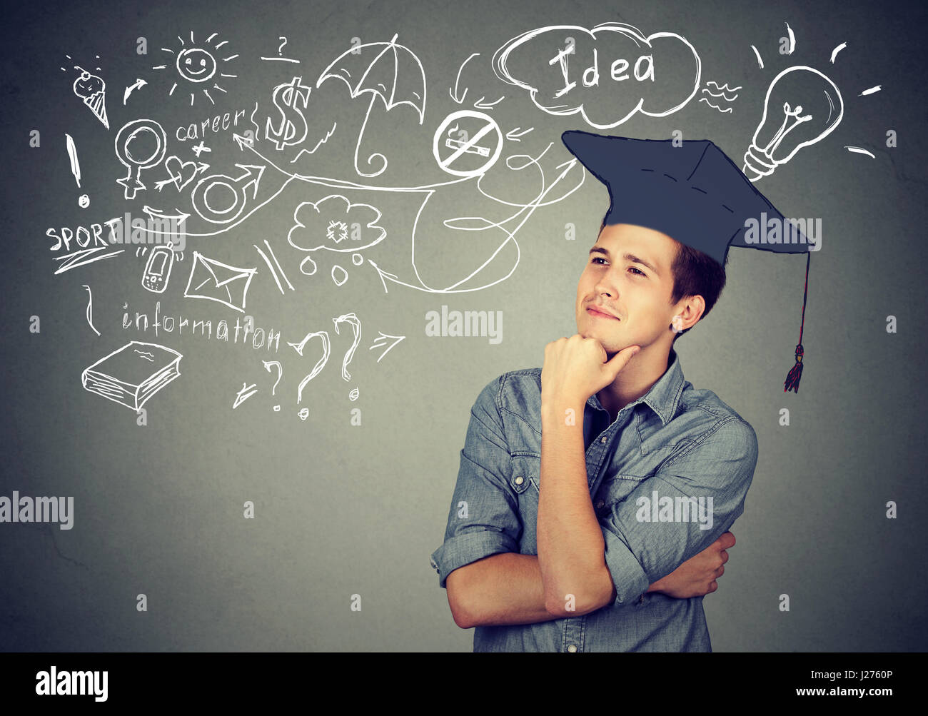 Schöner junger Mann mit Graduierung Hut nachschlagen Nachdenken über Bildung hat viele Ideen über das zukünftige Leben auf graue Wand Hintergrund isoliert Stockfoto