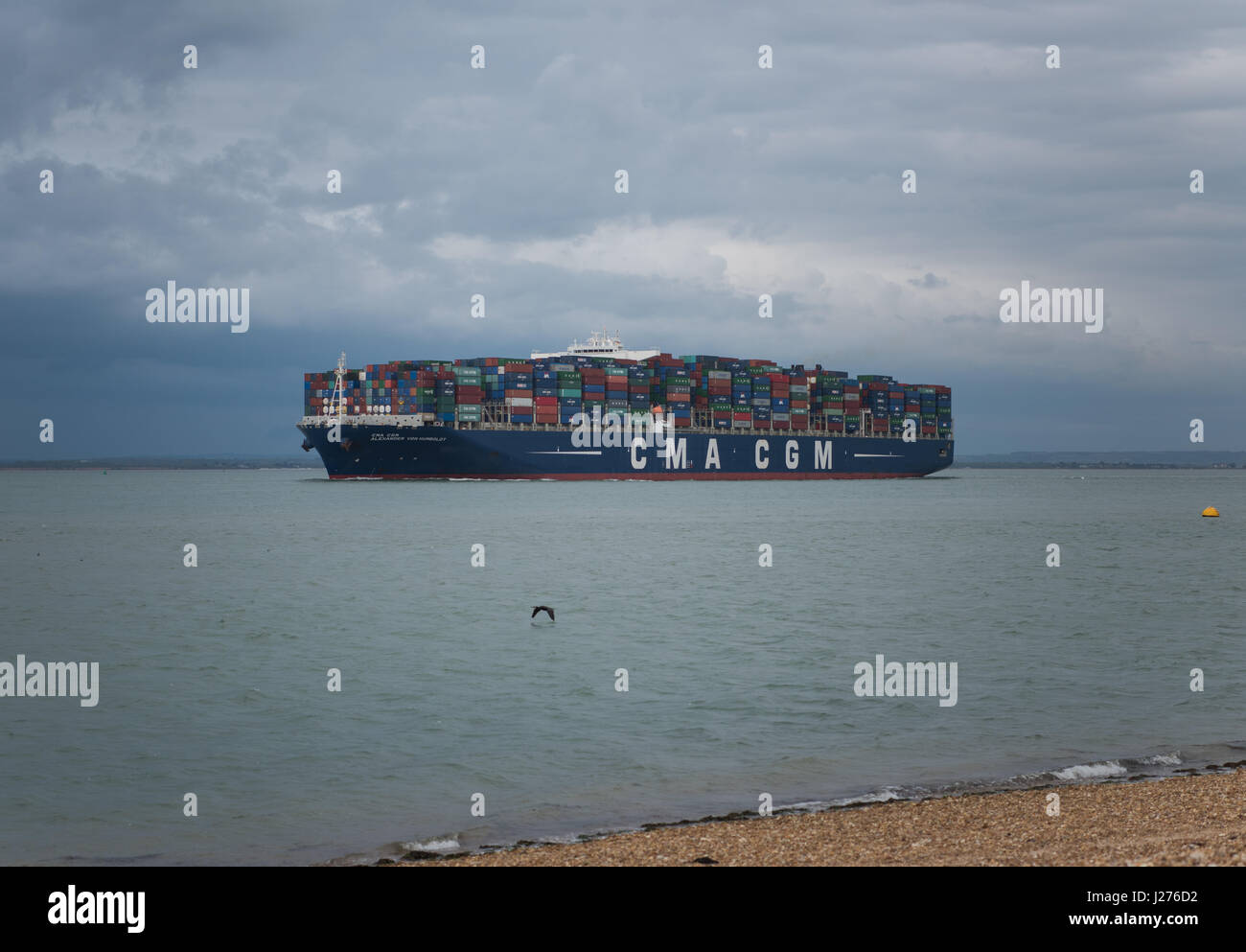 Containerschiff in Richtung Port Solent, Isle Of Wight. Stockfoto