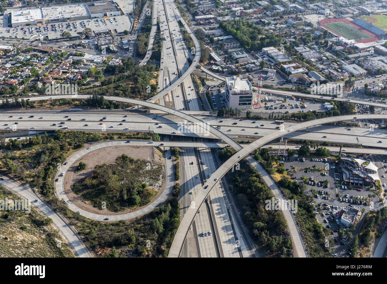 Luftaufnahme der Glendale 2 und 134 Ventura Freeway Austausch im Stadtteil Eagle Rock von Los Angeles, Kalifornien. Stockfoto