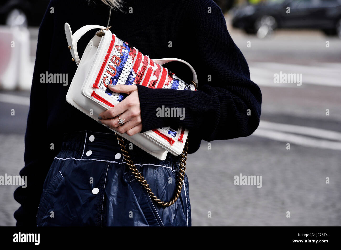 Streetstyle bei Chanel, bereit zu tragen/w 2017-2018, le Grand-Palais, Paris, Frankreich Stockfoto