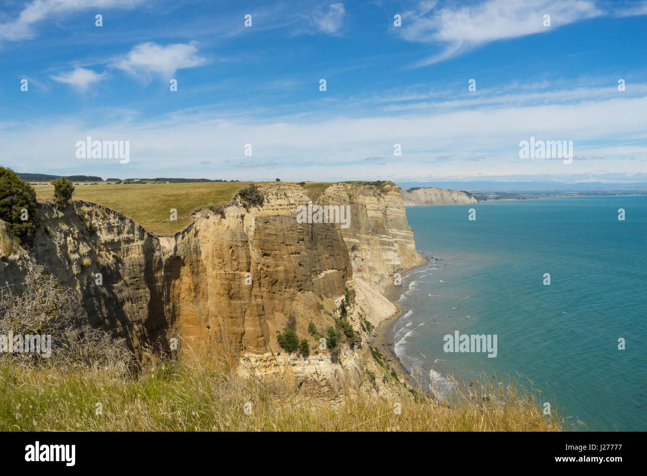 Foto von Klippen am Cape Kidnappers, Neuseeland, an einem sonnigen Tag im Sommer mit der Flut, während ein Gannett Safari genommen. Stockfoto