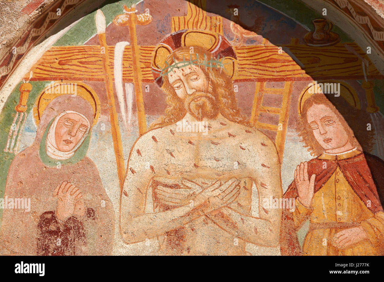 Fresko von Jesus Christus und das Kreuz auf der Kirche von San Vigilio in Pinzolo, Trentino, Italien Stockfoto