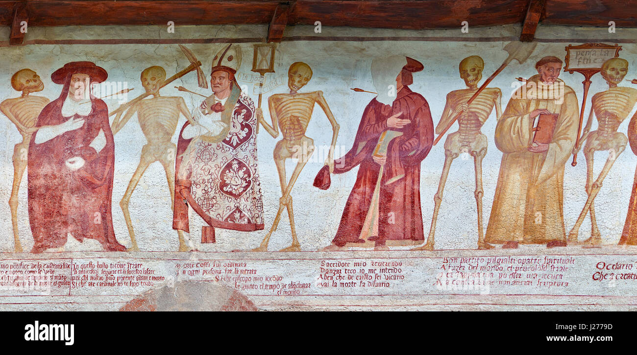 Die Kirche von San Vigilio in Pinzolo und seine Freskomalerei "Dance of Death", gemalt von Simone Baschenis von Averaria in1539, Pinzolo, Trentino, Ital Stockfoto