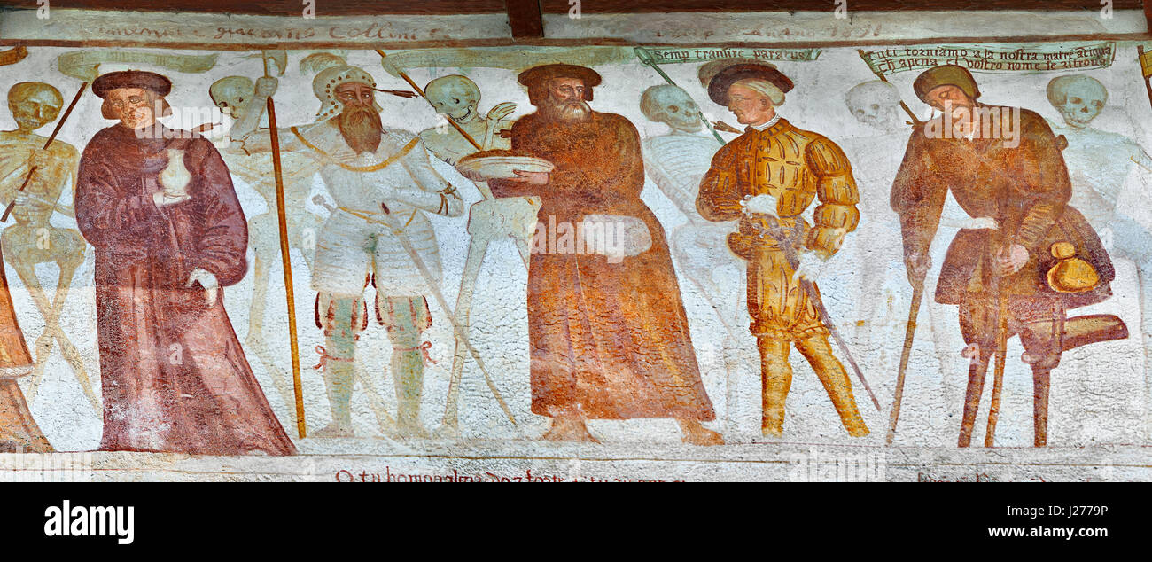 Die Kirche von San Vigilio in Pinzolo und seine Freskomalerei "Dance of Death", gemalt von Simone Baschenis von Averaria in1539, Pinzolo, Trentino, Ital Stockfoto