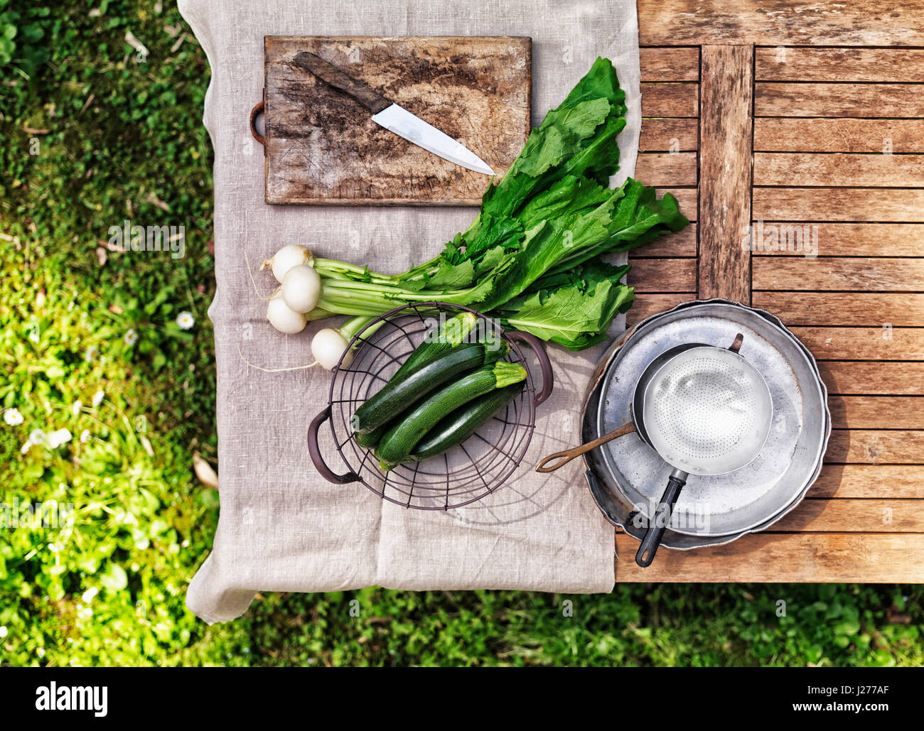 Weiße Rüben und Zucchini auf einem Tisch im Garten Stockfotografie - Alamy
