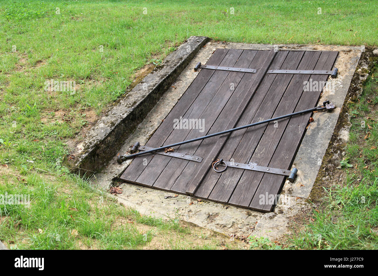 Alte hölzerne Eingang zu einem unterirdischen Keller geschlossen Stockfoto