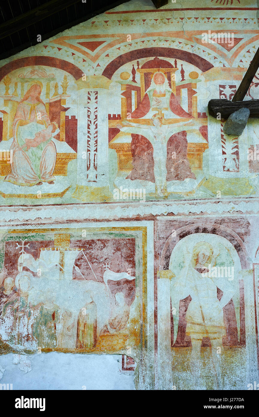 Religiöse Wandgemälde von Baschenis Familie (ca. 1493) an der Außenseite der gotischen Kirche von San Antonio Abate, Pelugo, Provinz Trient, Italien Stockfoto