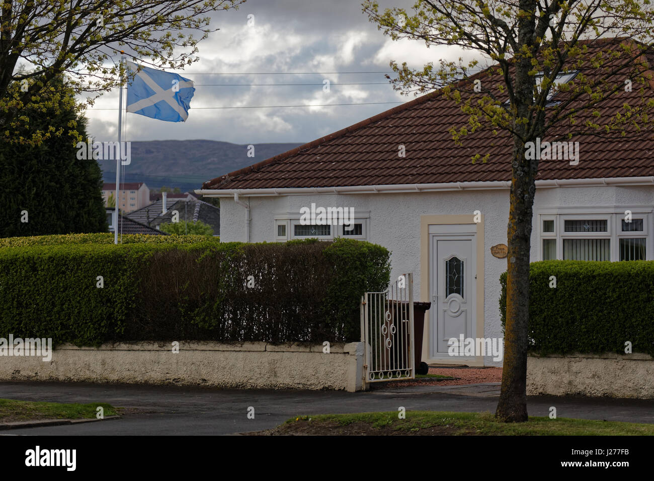 Schottischen Nationalismus St Andrews Kreuz Satire Flagge am Fahnenmast vor Haus und Hof Stockfoto