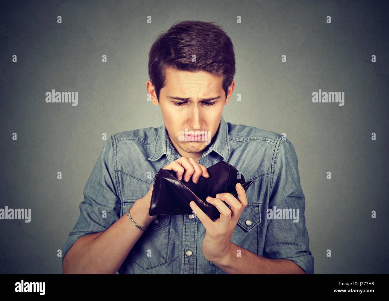 Mann ohne Geld. Geschäftsmann Holding leere Brieftasche Stockfoto