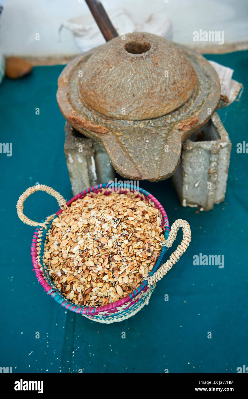 Handmühle und gerösteten Argan Nüssen. Kooperative Marjana, Ounara, Essaouira, Marokko Stockfoto
