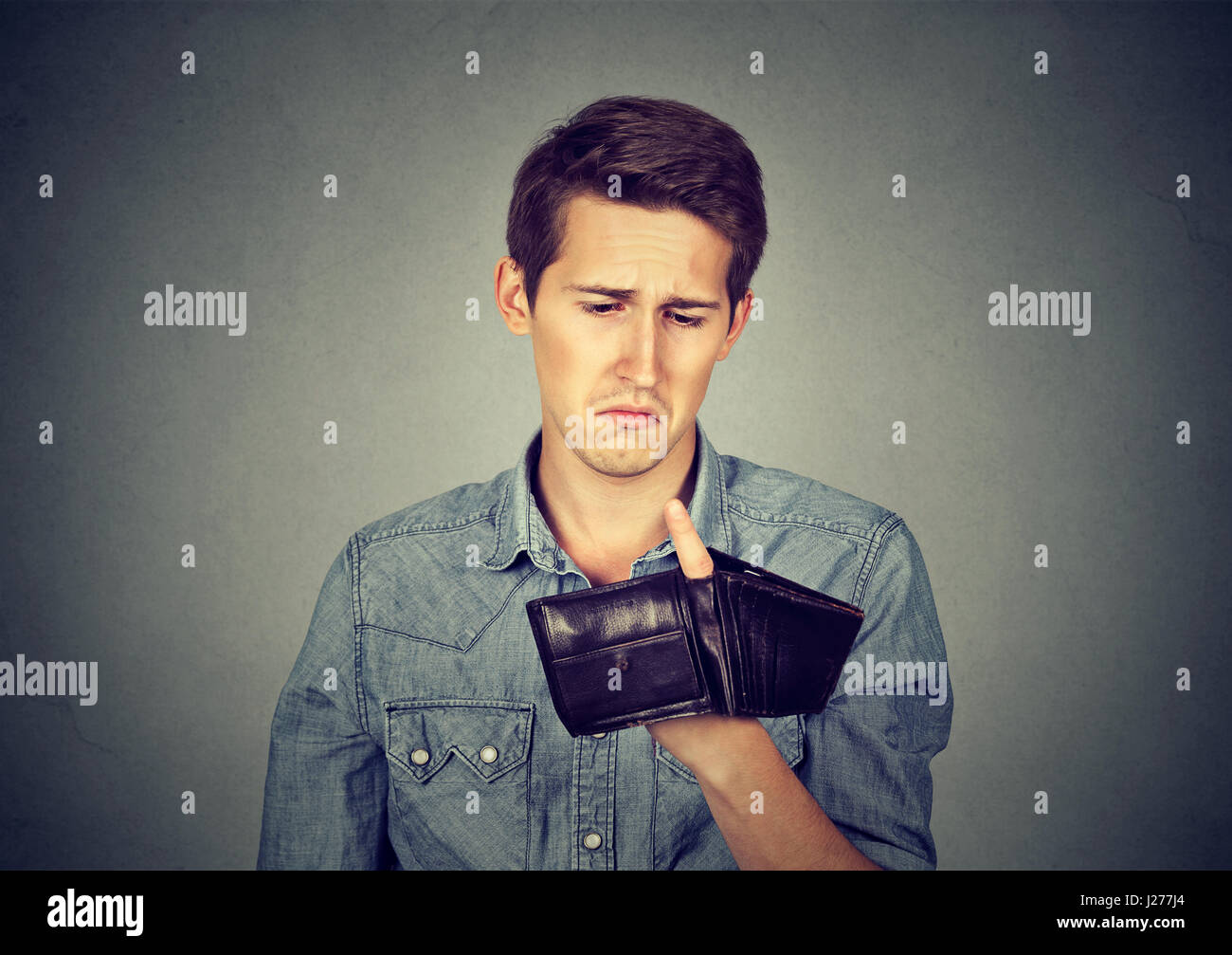 Mann ohne Geld. Geschäftsmann Holding leere Brieftasche Stockfoto