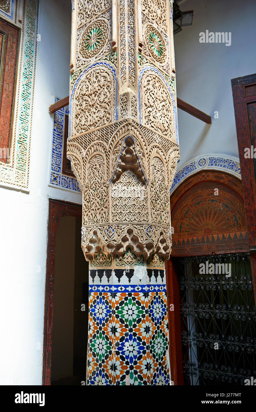 Arabesque maurischen Stuckarbeiten des Museums Dar Jamai, typische 19. Jh. Wohnung der hohen marokkanischen Bourgeoisie, Meknès, Marokko Stockfoto