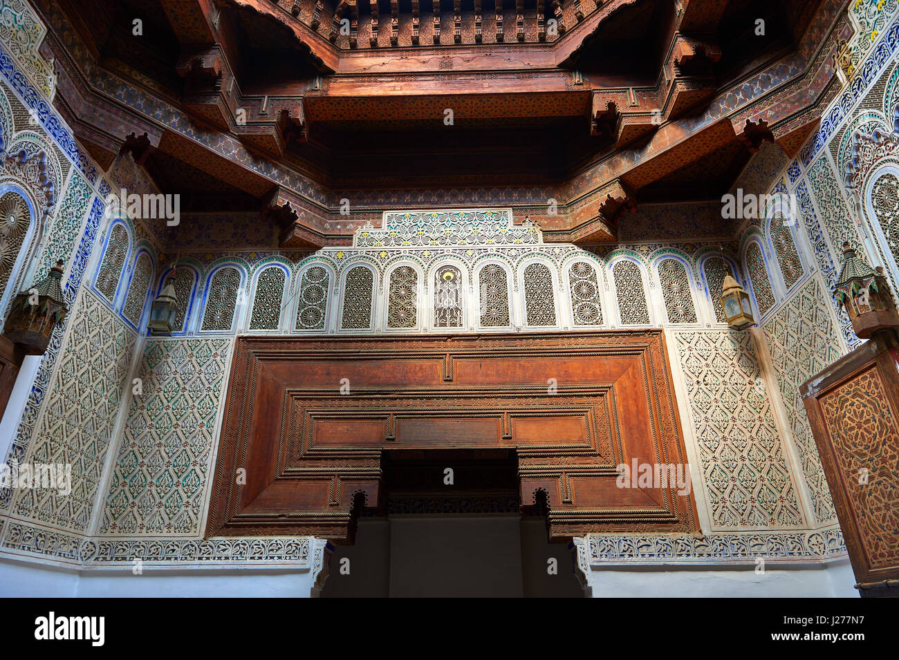 Arabesque maurischen Stuckarbeiten und Zellij Mosaiken des Museums Dar Jamai, typische 19. Jh. Wohnung der hohen marokkanischen Bourgeoisie, Meknès, Marokko Stockfoto