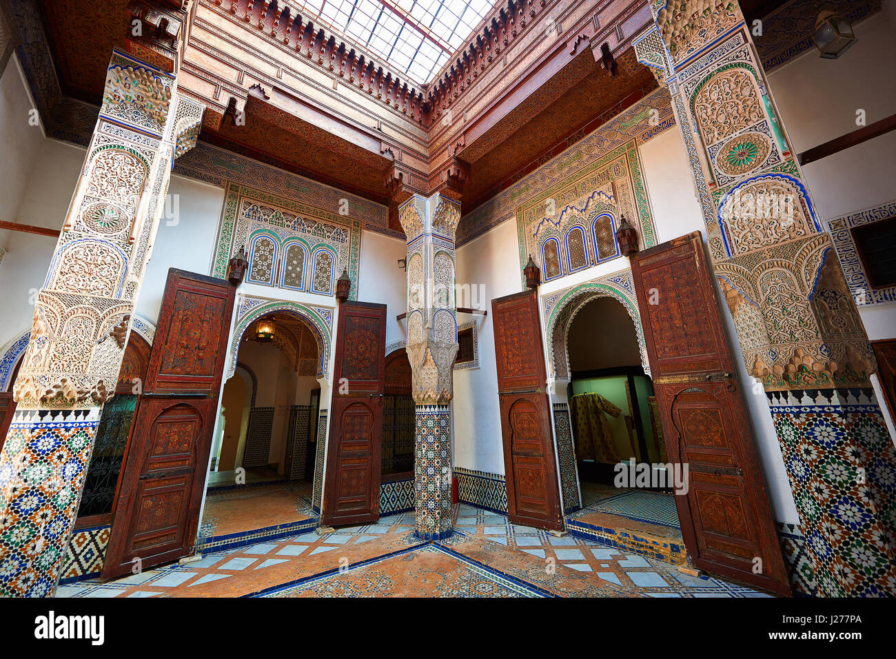 Arabesque maurischen Stuckarbeiten und Zellij Mosaiken des Museums Dar Jamai, typische 19. Cent Behausungen der hohen marokkanischen Bourgeoisie, Meknès, Marokko Stockfoto