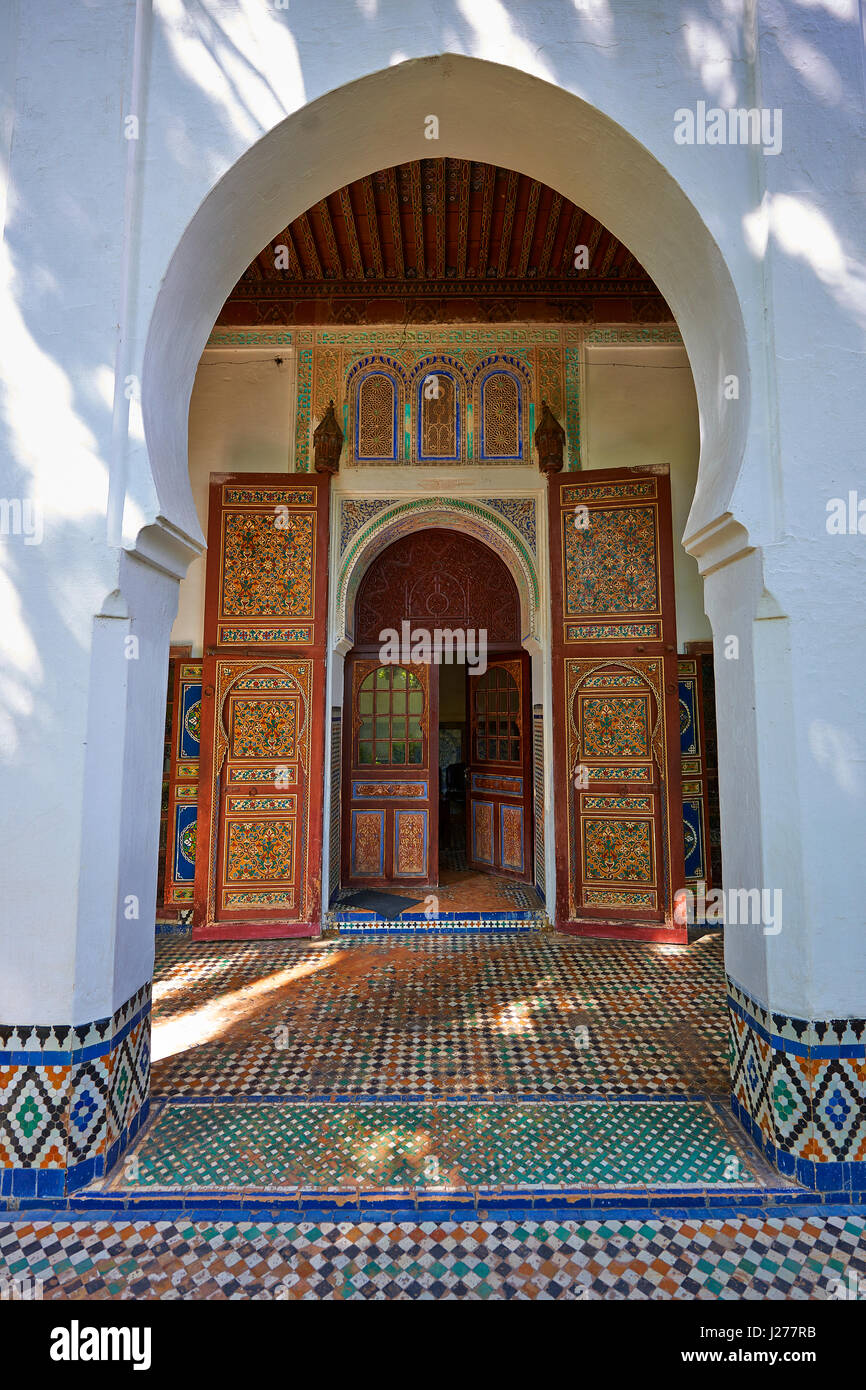 Arabesque maurische Architektur des Dar Jamai Museums eine typische Behausungen der hohen marokkanischen Bourgeoisie am Ende des XIX. Jahrhunderts. Sanftmut, Marokko Stockfoto