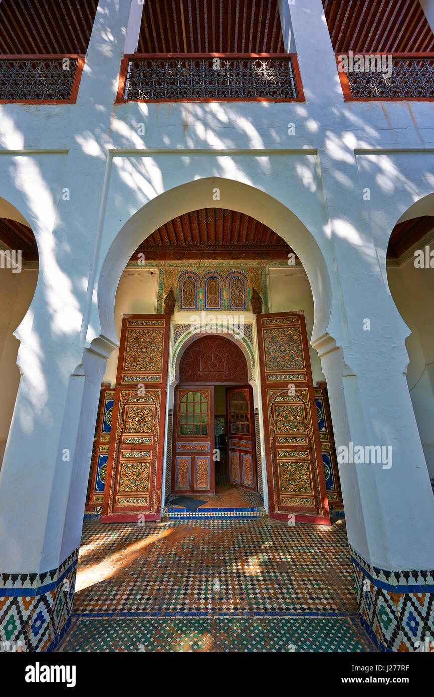 Arabesque maurische Architektur des Dar Jamai Museums eine typische Behausungen der hohen marokkanischen Bourgeoisie am Ende des XIX. Jahrhunderts. Sanftmut, Marokko Stockfoto