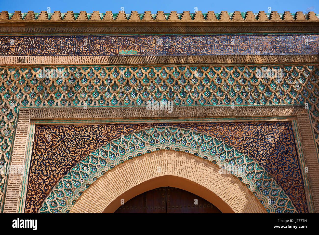 Zellij Mosaiken und Arabeske maurischen Verputz von der Bab Mansour-Tor. Benannt nach der Architekten, El-Mansour, 1732, Meknes Marokko abgeschlossen Stockfoto