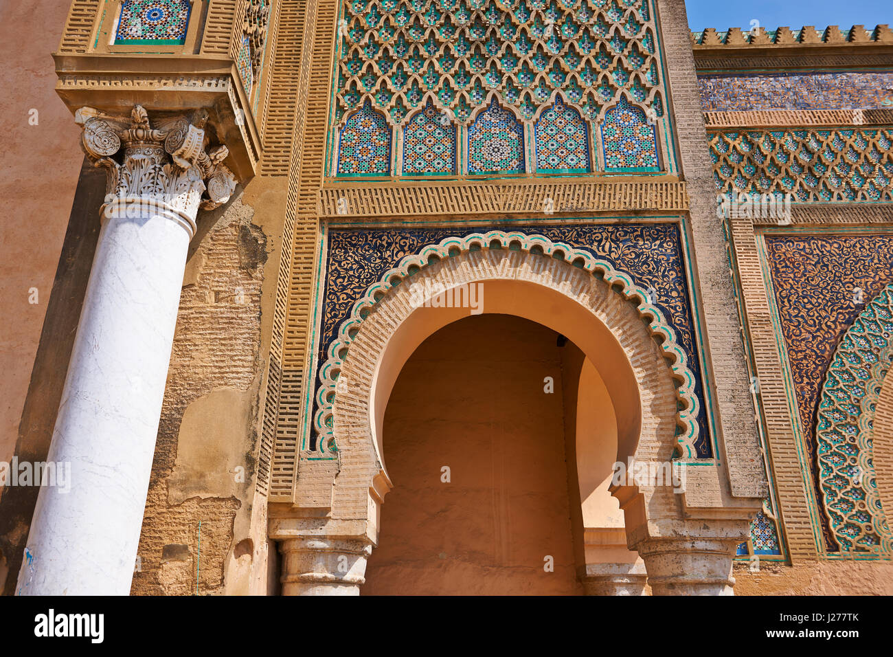 Bab Mansour-Tor, benannt nach dem Architekten, El-Mansour, abgeschlossen im Jahre 1732. Das Design des Tores spielt mit den Almohaden Mustern. Meknes Marokko Stockfoto