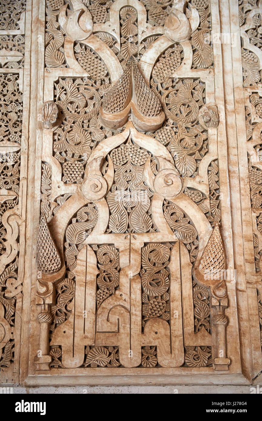 Berber Arabesken Morcabe Stuckarbeiten des 14. Jahrhunderts rekonstruierte Ben Youssef Madersa (islamische Hochschule) von Saadian Sultan Abdallah al-Ghalib Stockfoto
