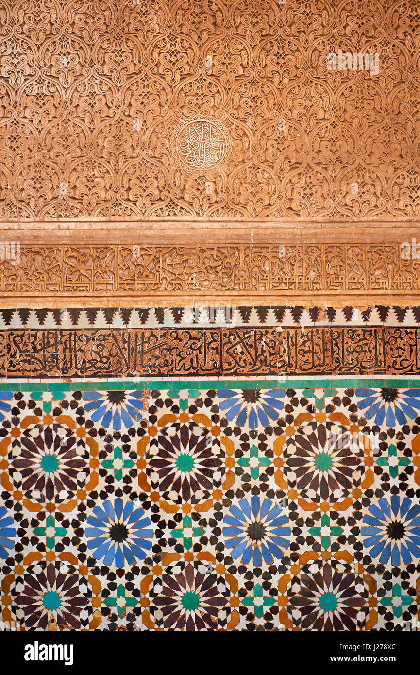 Die Arabeske Zelige Fliesen und die Architektur der Saadian Gräber aus dem 16. Jahrhundert Mausoleum der Herrscher Saadian, Marrakesch, Marokko Stockfoto