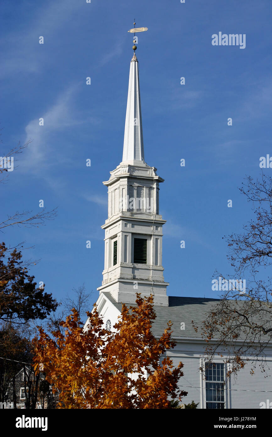 Turm des First Congregational Church, Princeton, Massachusetts, steigt in einen blauen Himmel an einem Herbsttag in Neu-England Stockfoto