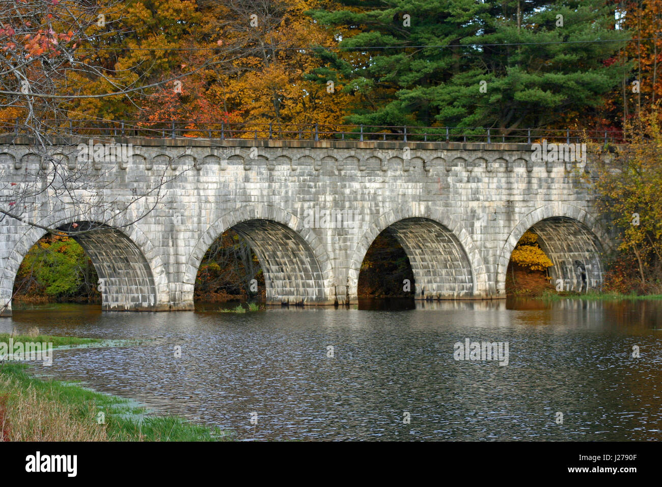 Wachusett Aquädukt auf dem Assabet River, Amherst, Massachusetts, im Herbst Stockfoto