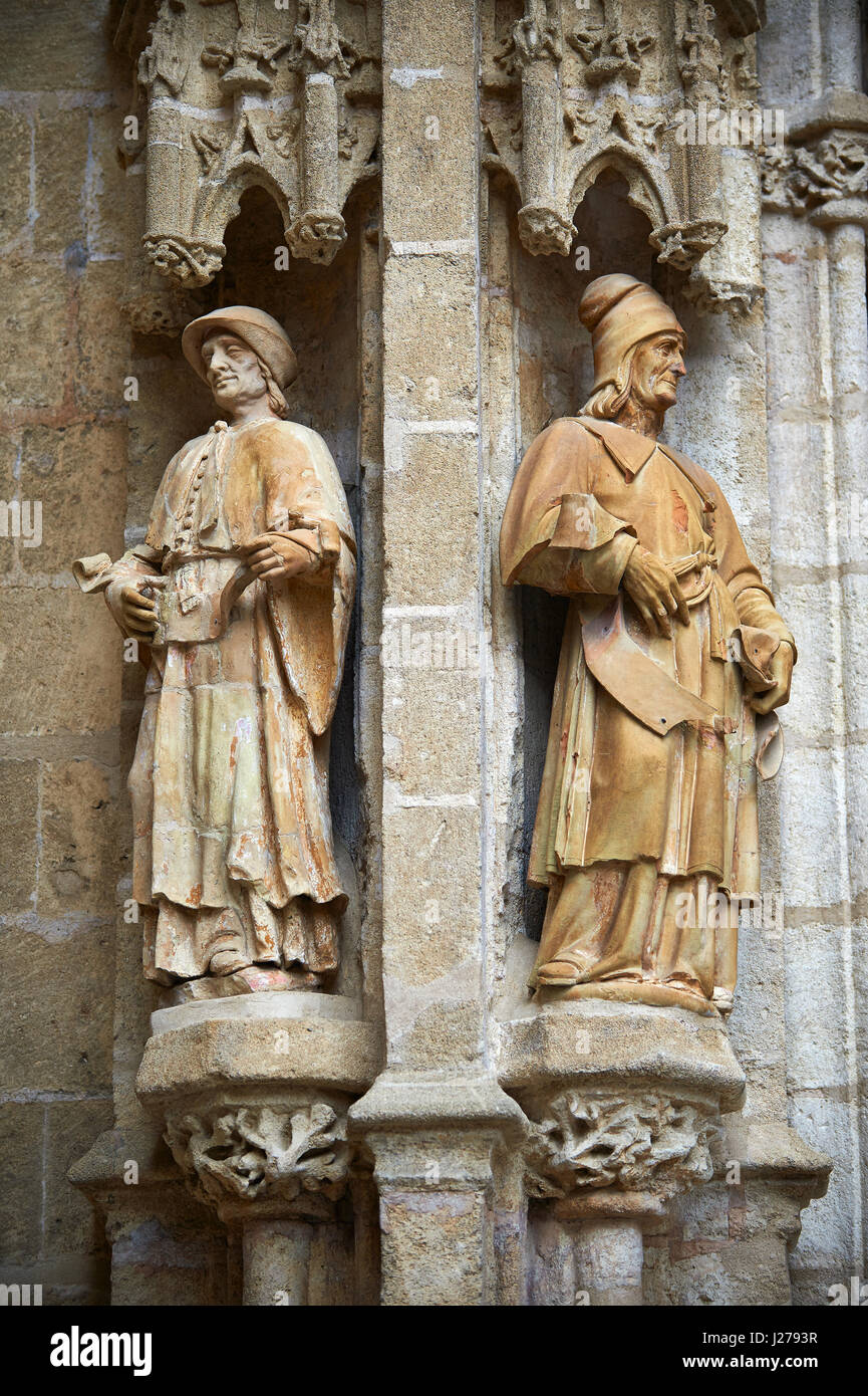 Statuen der gotische Puerta de Campanilla Eingangstür der Kathedrale von Sevilla, Spanien Stockfoto