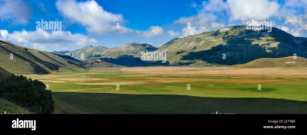 Piano Grande, Tiefebene, Castelluccio di Norcia, Parco Nazionale dei Monti Sibillini, Apenninen, Umbrien, Italien. Stockfoto