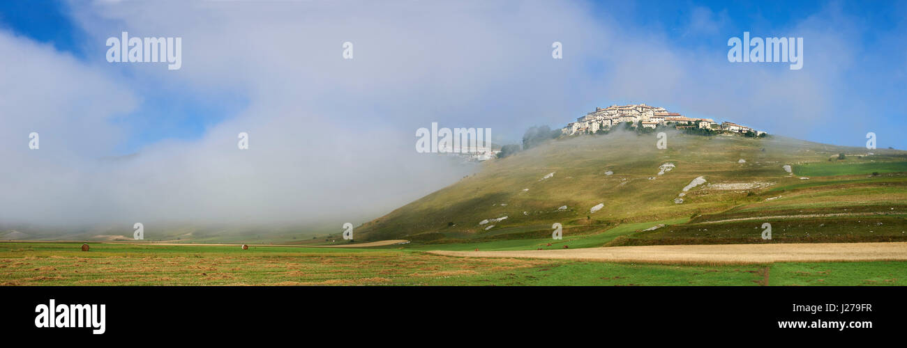 Die Hügel Stadt Castelluccio di Norcia, Parco Nazionale dei Monti Sibillini, Apenninen, Umbrien, Italien. Stockfoto