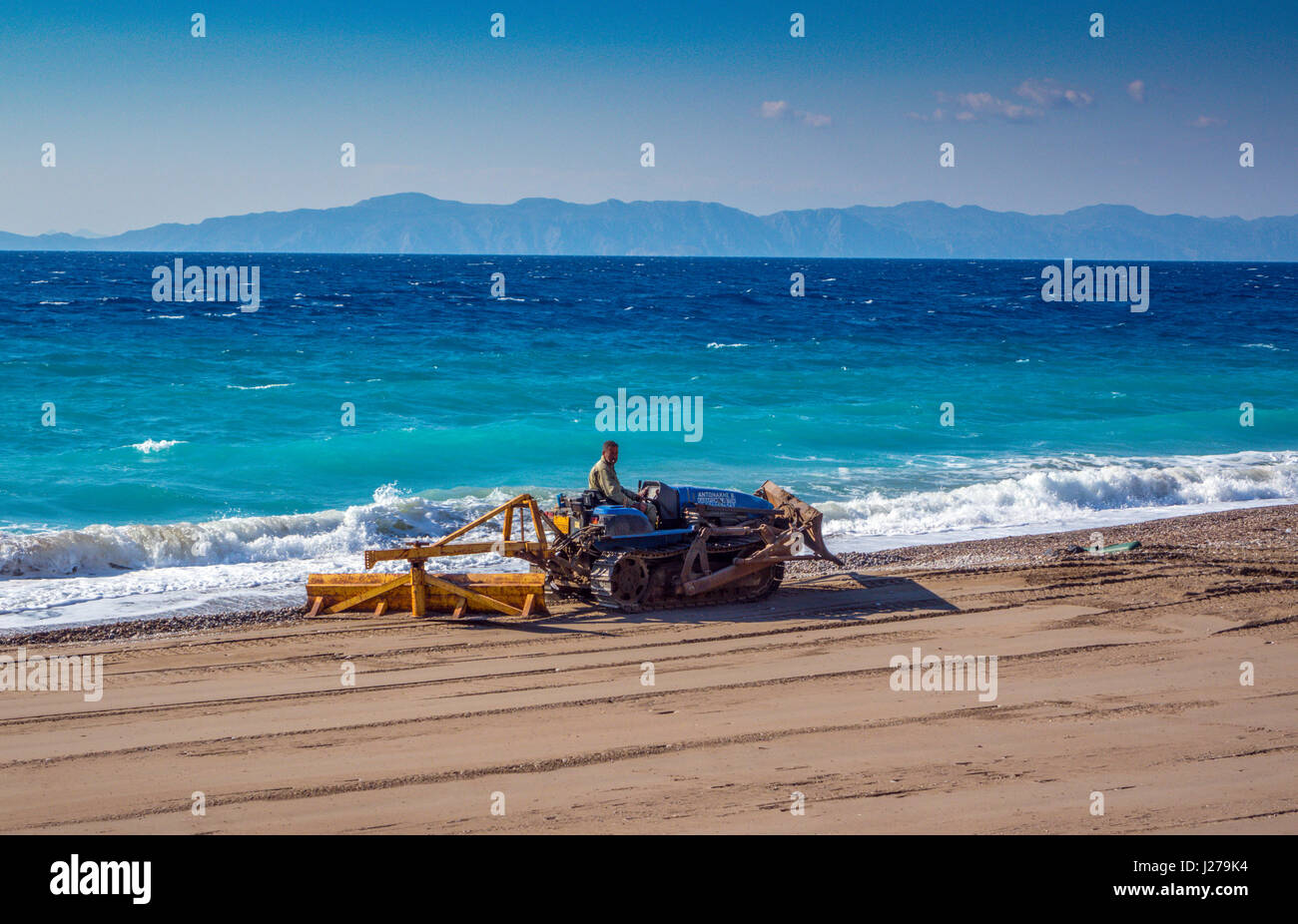 Mann treibende Bulldozer am Strand zu bereinigen, den Sand, Rhodos, Griechenland Stockfoto