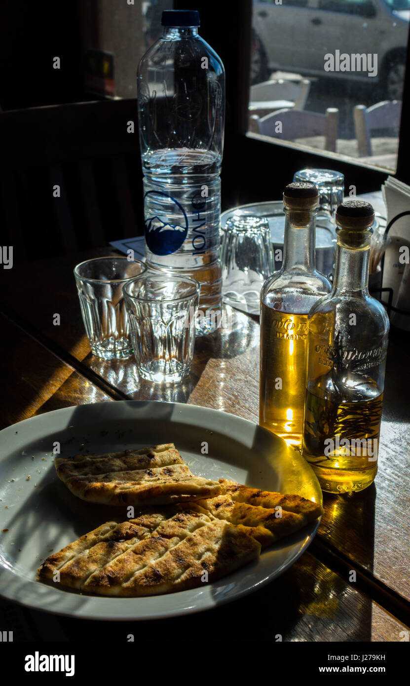 Olivenöl und Essig Flaschen am Tisch im Restaurant im Sonnenschein, Rhodos, Griechenland Stockfoto