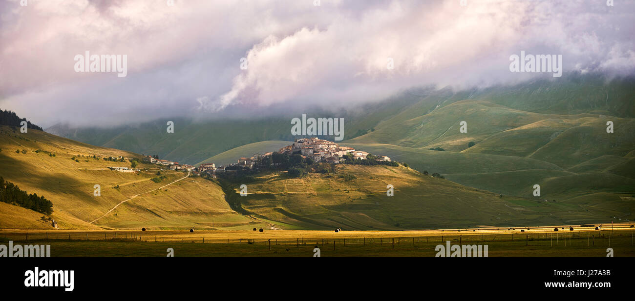 Die Hügel Stadt Castelluccio di Norcia, Parco Nazionale dei Monti Sibillini, Apenninen, Umbrien, Italien. Stockfoto