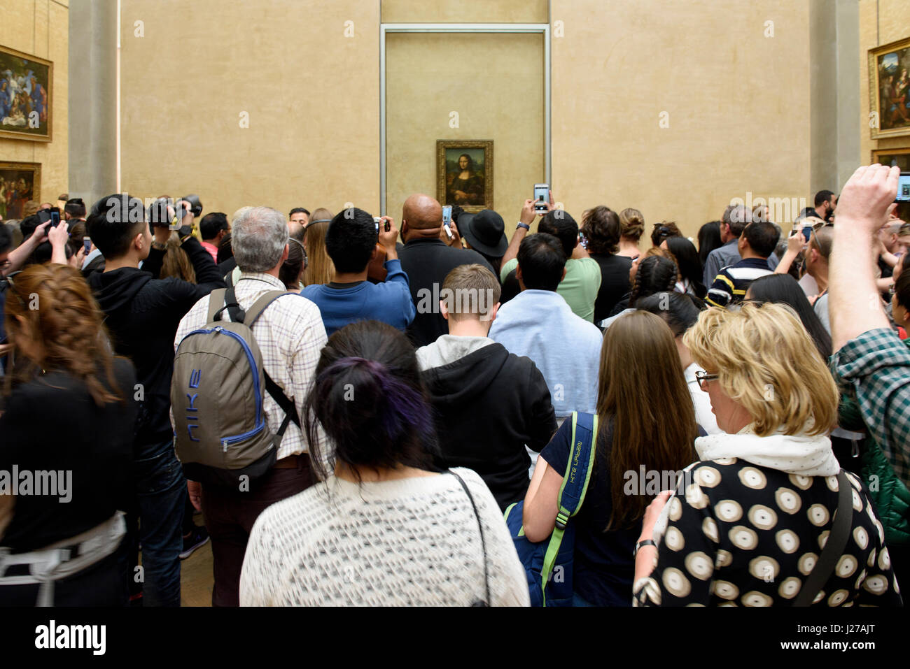 Besucher, die Bilder von der Mona Lisa Malerei an der Louvre in Paris, Frankreich. Stockfoto