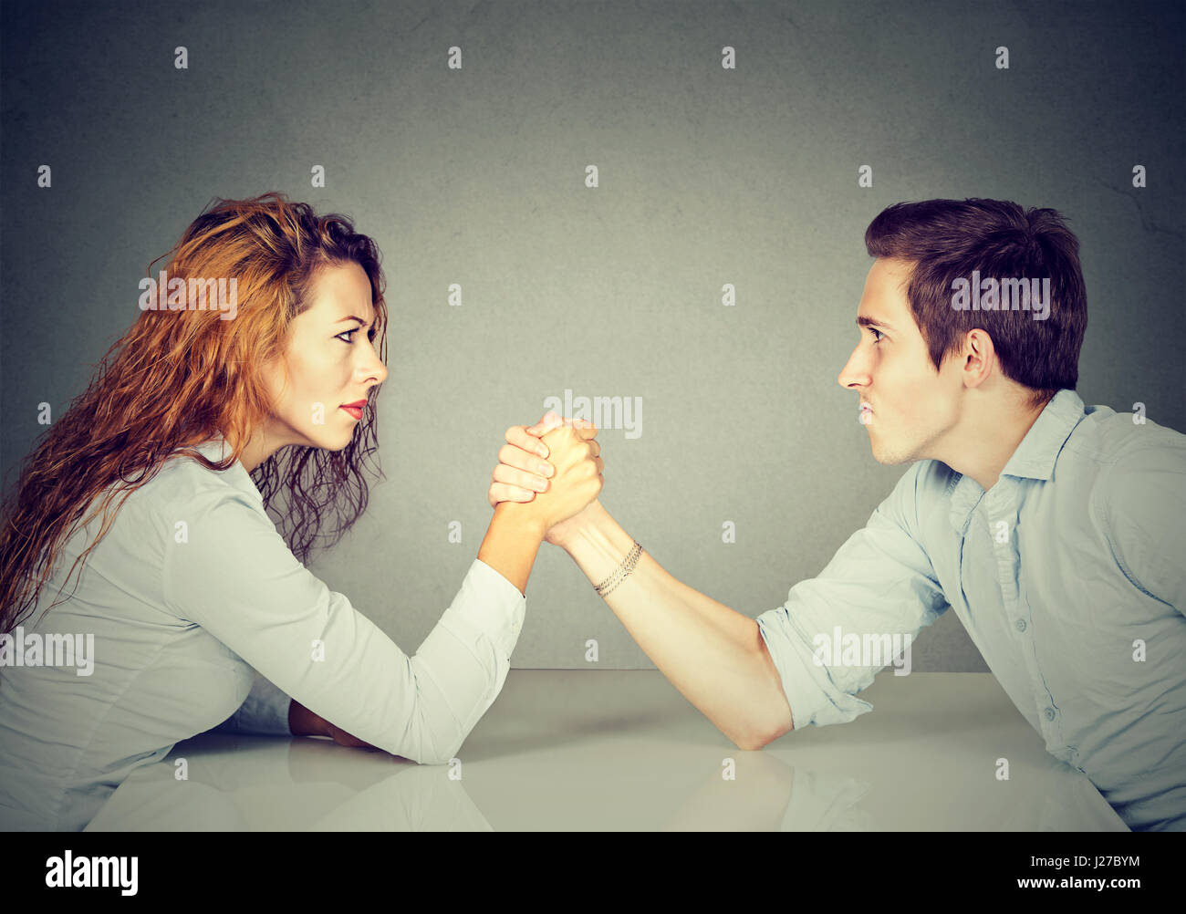 Geschäft Leute Frau und Mann Armdrücken Stockfoto