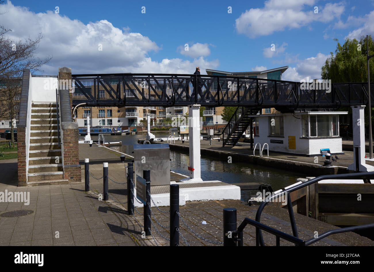 Mann zu Fuß über Brentford Messung Sperre Kanalbrücke Stockfoto