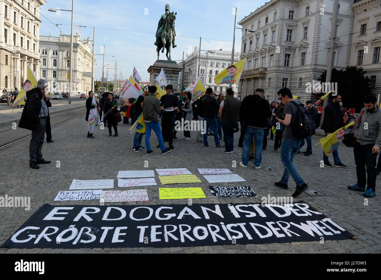 Wien, Österreich. 25. April 2017. Türkische Kurden in Wien protestieren gegen die angebliche Manipulation des Referendums in der Türkei. Sie halten Tafeln mit der Aufschrift Erdogan ist ein Terrorist und Hayir für Nr. Bildnachweis: Franz Perc / Alamy Live News Stockfoto