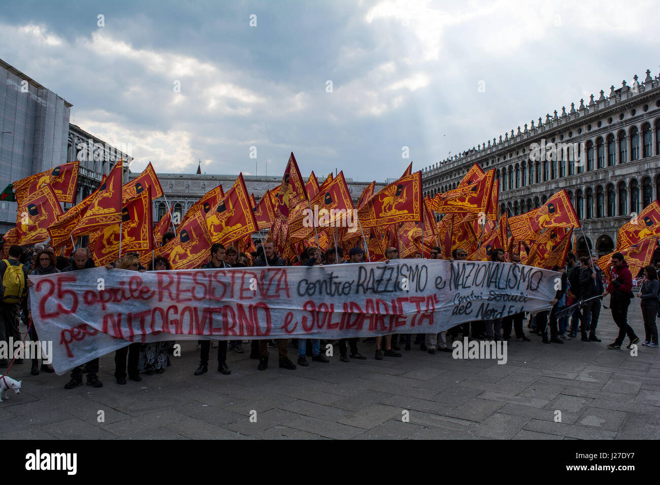 Venedig, Italien. 25. April 2017. Habe netisti' und soziale Zentren während der jährlichen Jubiläum Italiens Befreiung in Venedig, Italien. Jahrestag am 25. April in Venedig. © alessandro Mazzola/Erwachen/alamy leben Nachrichten Stockfoto