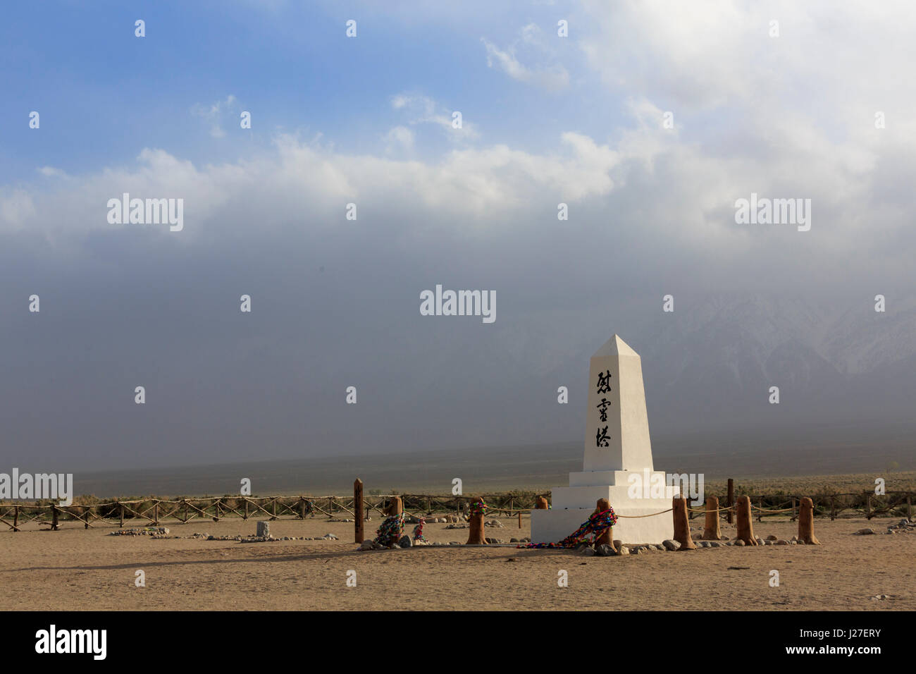 Lone Pine, CA, USA. 21. April 2017. Friedhof und Denkmal an die Manzanar National Historic Site auf Donnerstag, 30. März 2017 in Lone Pine, CA. Japanische Internierung Project.Copyright Paul Kitagaki Jr. © 2017 Credit: Paul Kitagaki Jr./ZUMA Draht/Alamy Live-Nachrichten Stockfoto