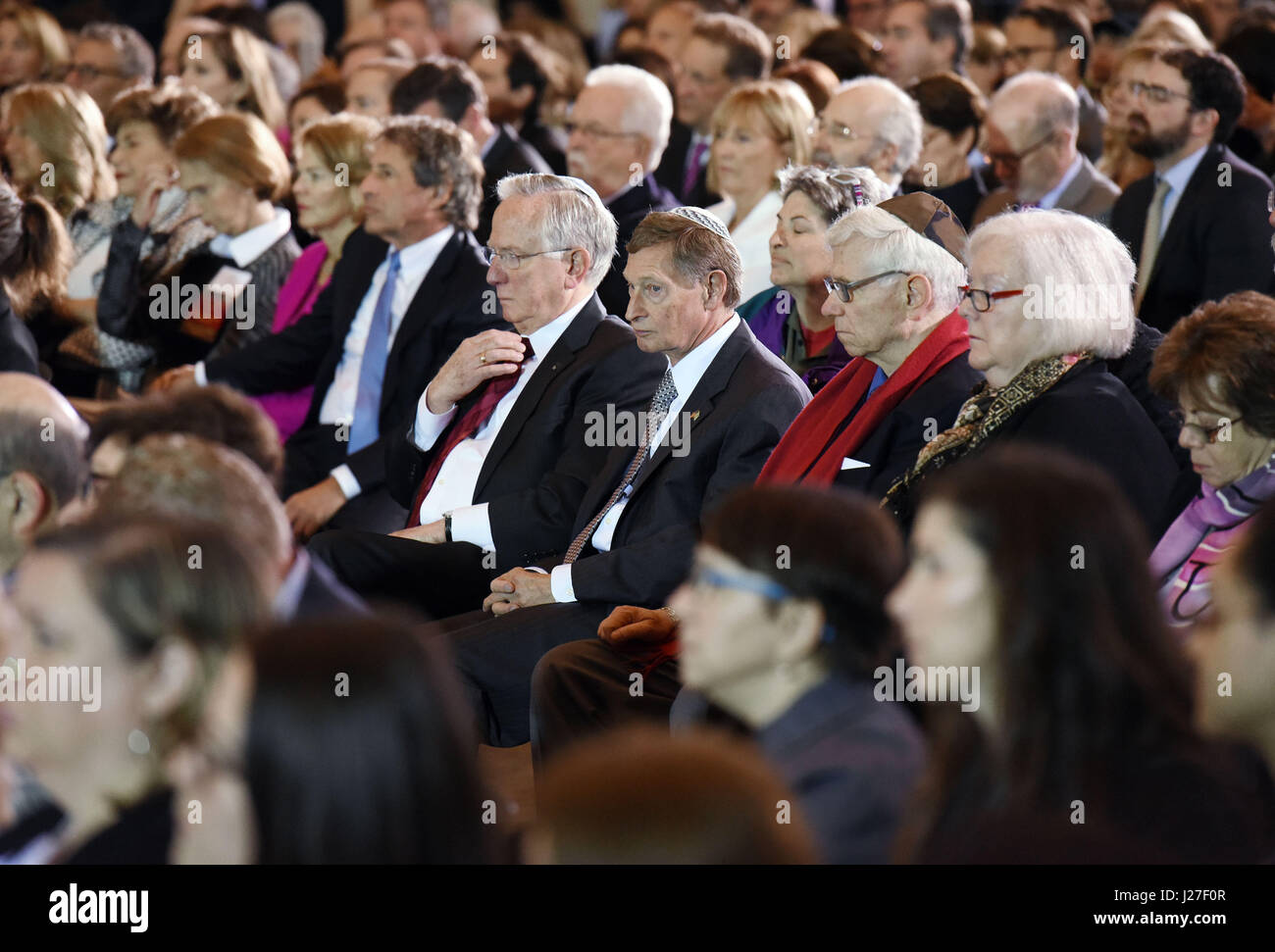 Washington, USA. 25. April 2017. Holocaust-Überlebenden hören das Kapitol in Washington, DC, während das United States Holocaust Memorial Museum nationalen Tage des Gedenkens am 25. April 2017. Bildnachweis: MediaPunch Inc/Alamy Live-Nachrichten Stockfoto