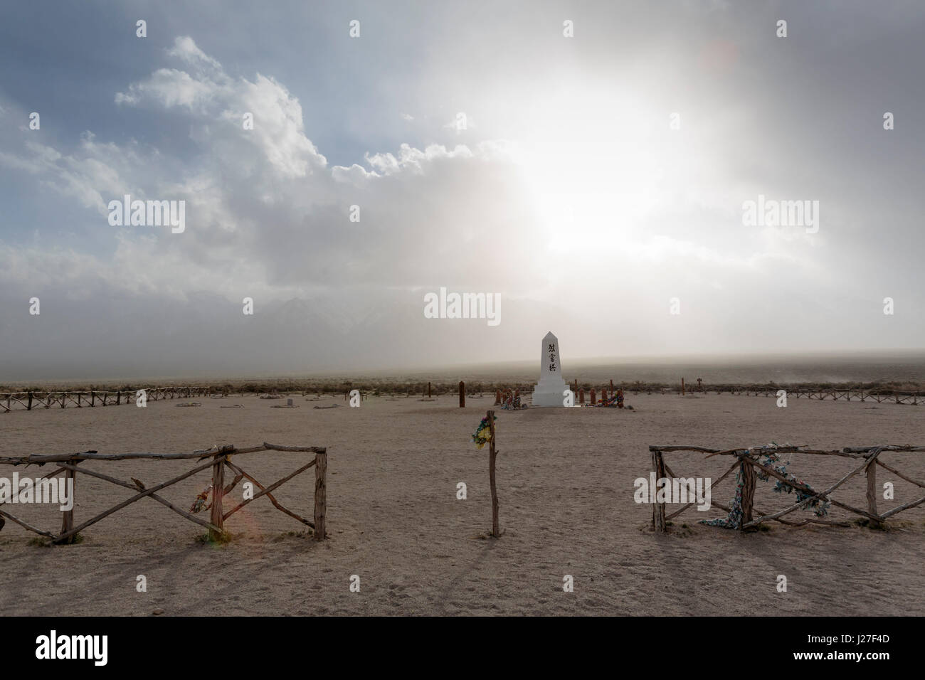 Lone Pine, CA, USA. 21. April 2017. Friedhof und Denkmal an die Manzanar National Historic Site auf Donnerstag, 30. März 2017 in Lone Pine, CA. Japanische Internierung Project.Copyright Paul Kitagaki Jr. © 2017 Credit: Paul Kitagaki Jr./ZUMA Draht/Alamy Live-Nachrichten Stockfoto