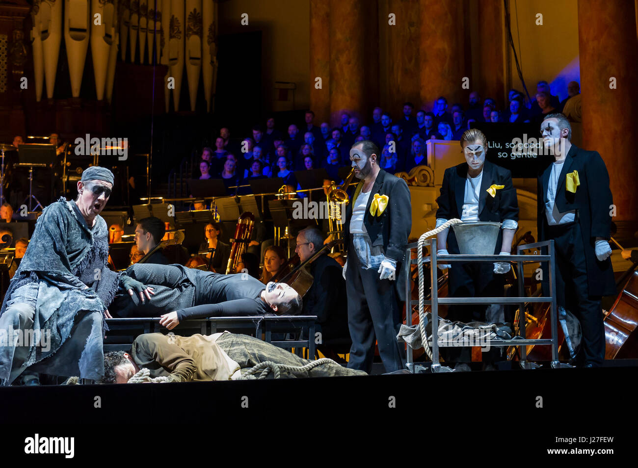 Leeds, UK. 25. April 2017. "Turandot" von Giacomo Puccini, durchgeführt von Opera North in Leeds Town Hall, unter der Regie von Annabel Arden und unter der Leitung von Sir Richard Armstrong. L, R, Alastair Miles als Timur, Rafael Rojas als Calaf, Sunyoung Seo als Liu, Joseoh Shovelton als Pang, Nicholas Watts wie Pong und Gavan Ring als Ping. Bildnachweis: Jeremy Abrahams/Alamy Live-Nachrichten Stockfoto