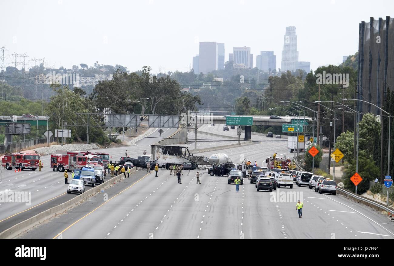 Los Angeles, Kalifornien, USA. 25. April 2017. Feuerwehrleute und Polizisten inspizieren die Szene nach einem Multi-Fahrzeug-Crash mit zwei großen Anlagen und mehrere Fahrzeuge zur Personenbeförderung, auf 5 Autobahn in der Nähe von Griffith Park, Dienstag, April. 25, 2017, in Los Angeles. Der Absturz hat eine Person das Leben gekostet und neun weitere verletzt, einer kritisch und zwang die Schließung der Golden State (5) Autobahn in beide Richtungen im Bereich Los Feliz. Bildnachweis: Ringo Chiu/ZUMA Draht/Alamy Live-Nachrichten Stockfoto