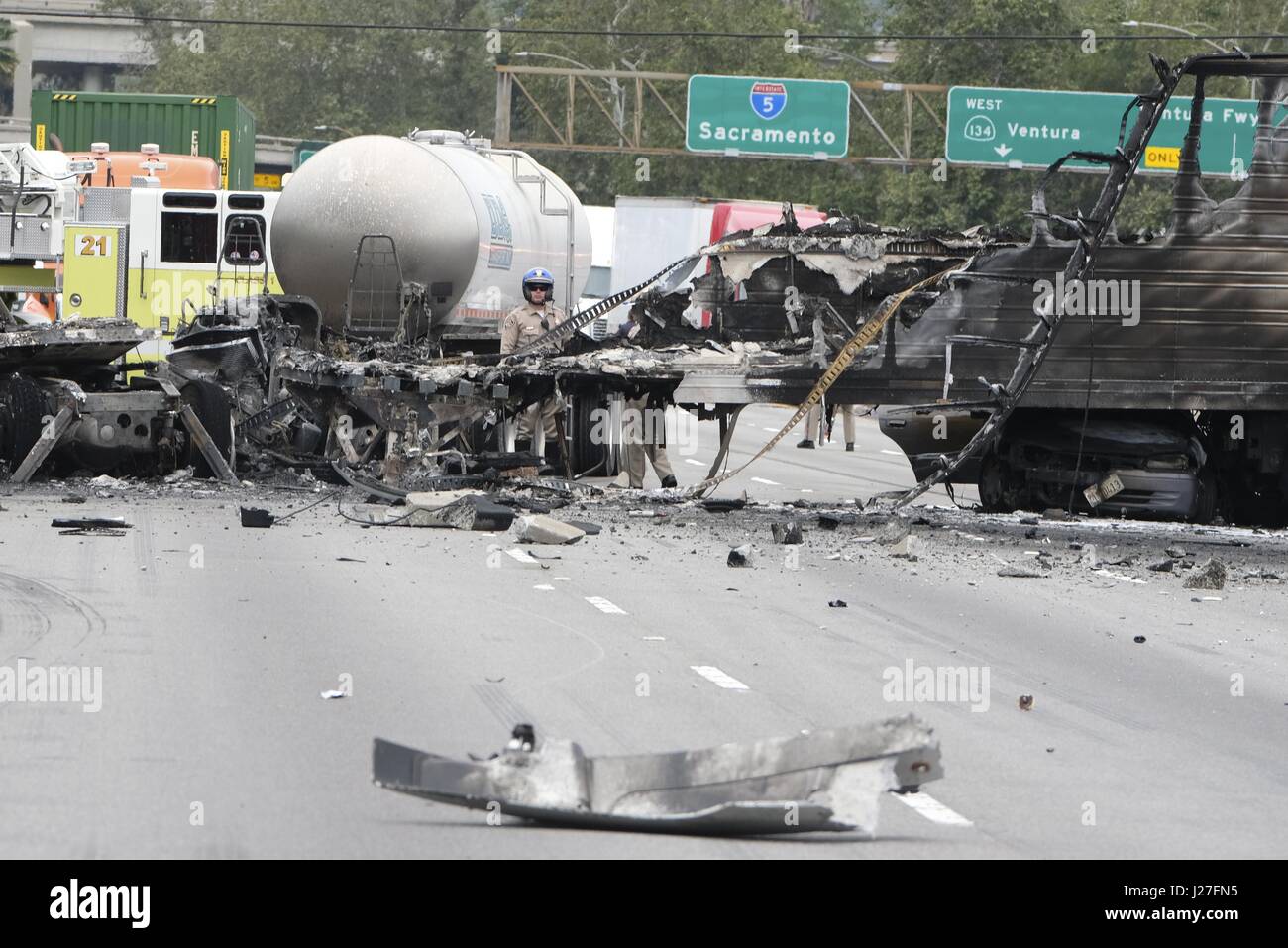 Los Angeles, Kalifornien, USA. 25. April 2017. Feuerwehrleute und Polizisten inspizieren die Szene nach einem Multi-Fahrzeug-Crash mit zwei großen Anlagen und mehrere Fahrzeuge zur Personenbeförderung, auf 5 Autobahn in der Nähe von Griffith Park, Dienstag, April. 25, 2017, in Los Angeles. Der Absturz hat eine Person das Leben gekostet und neun weitere verletzt, einer kritisch und zwang die Schließung der Golden State (5) Autobahn in beide Richtungen im Bereich Los Feliz. Bildnachweis: Ringo Chiu/ZUMA Draht/Alamy Live-Nachrichten Stockfoto