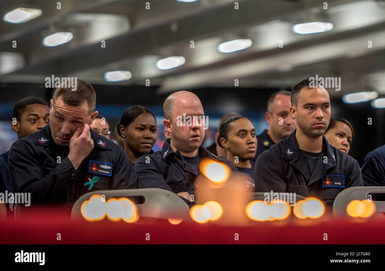 US Navy Segler beobachten einer Holocaust-Gedenkveranstaltung zu Ehren des dem Tage des Gedenkens an Bord der Flugzeugträger der Nimitz-Klasse USS George H.W. Bush 24. April 2017 in den Persischen Golf. Das Schiff wird in den Betrieben gegen den islamischen Staat im Rahmen der Operation inhärenten lösen bereitgestellt. Stockfoto