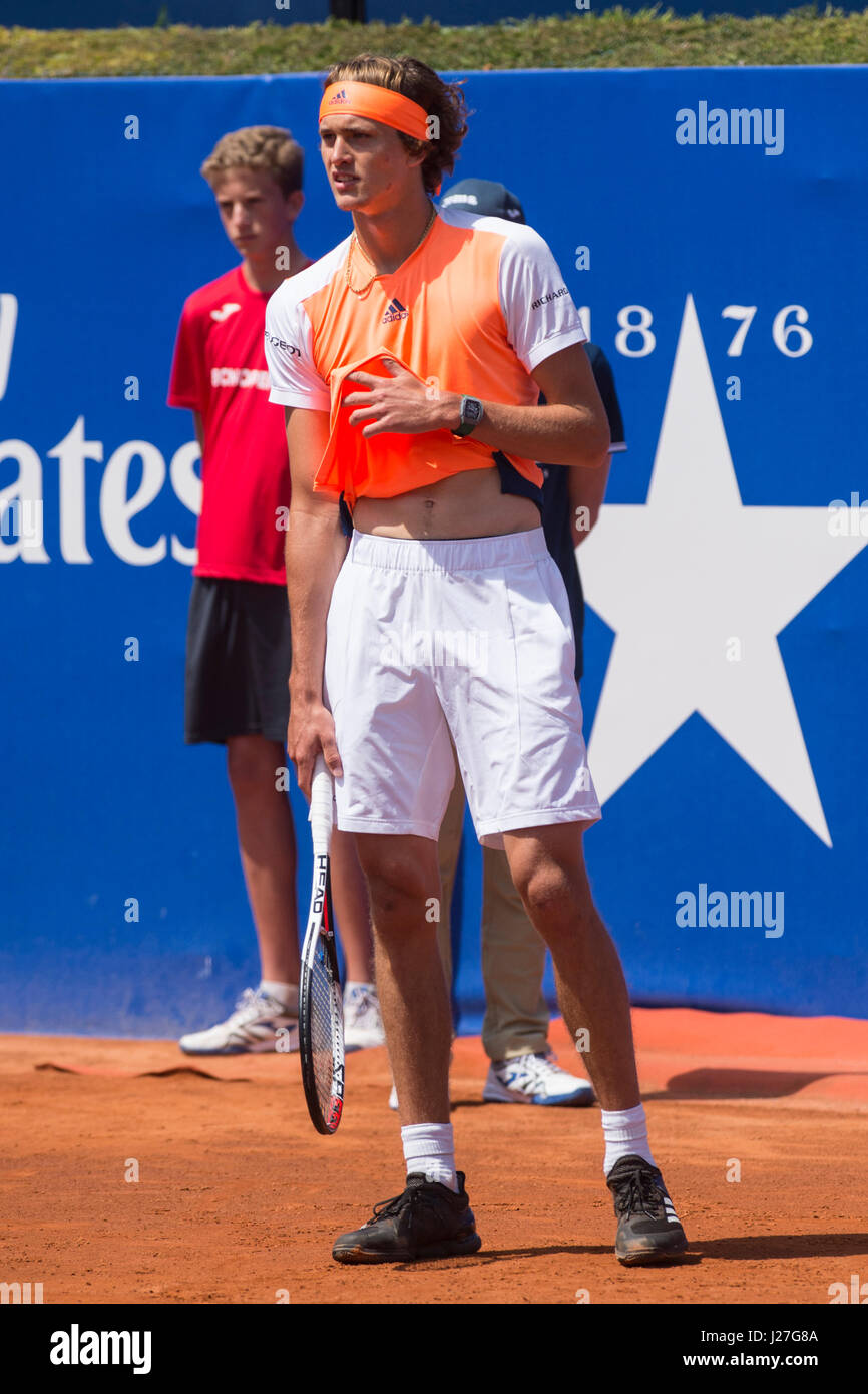 Barcelona, Spanien. 25. April 2017. Deutscher Tennisspieler Alexander Zverev in einer zweiten Runde Spiel gegen Nicolas Almagro in "Barcelona Open Banc Sabadell - Trofeo Conde de Godó". Bildnachweis: David Grau/Alamy Live-Nachrichten. Stockfoto