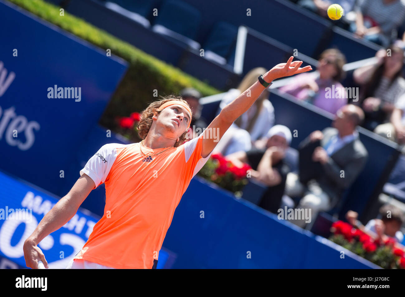 Barcelona, Spanien. 25. April 2017. Deutscher Tennisspieler Alexander Zverev in einer zweiten Runde Spiel gegen Nicolas Almagro in "Barcelona Open Banc Sabadell - Trofeo Conde de Godó". Bildnachweis: David Grau/Alamy Live-Nachrichten. Stockfoto