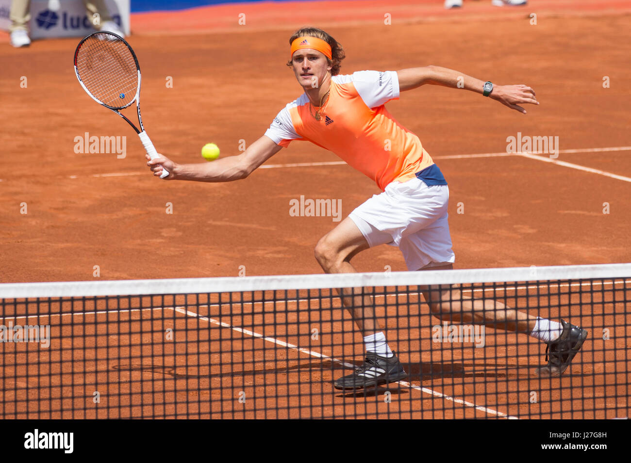 Barcelona, Spanien. 25. April 2017. Deutscher Tennisspieler Alexander Zverev in einer zweiten Runde Spiel gegen Nicolas Almagro in "Barcelona Open Banc Sabadell - Trofeo Conde de Godó". Bildnachweis: David Grau/Alamy Live-Nachrichten. Stockfoto