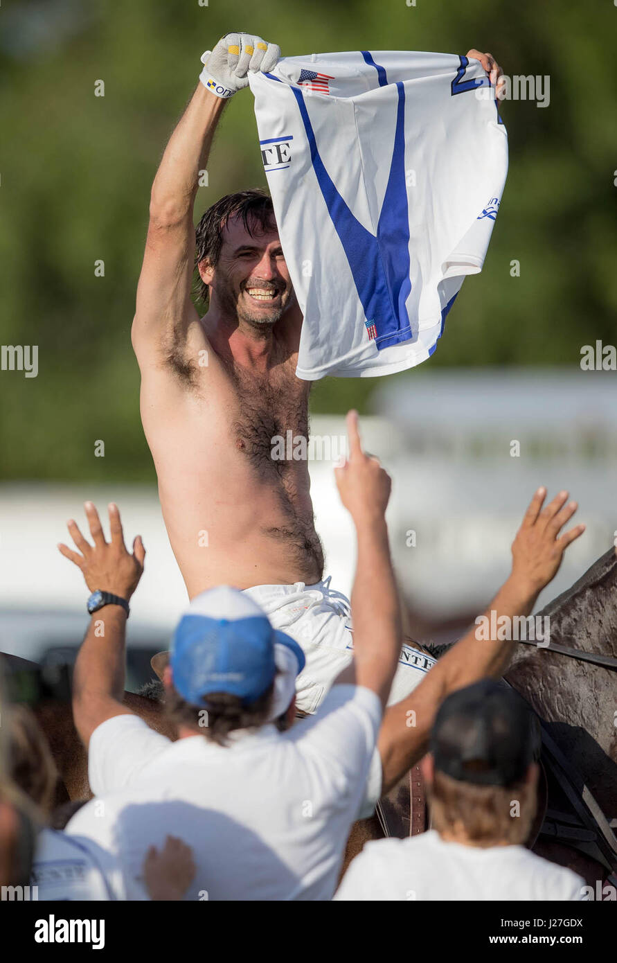 Wellington, Florida, USA. 25. April 2017. Valiente von Adolfo Cambiaso (4) feiert sein Team 13-12 Überstunden Sieg gegen Orchard Hill im Finale der 113. US Open am International Polo Club Palm Beach in Wellington, Florida am 25. April 2017. Die U.S. Open Polo Championship wurde am vergangenen Sonntag wegen starken Regens verschoben. Bildnachweis: Allen Eyestone/The Palm Beach Post/ZUMA Draht/Alamy Live-Nachrichten Stockfoto