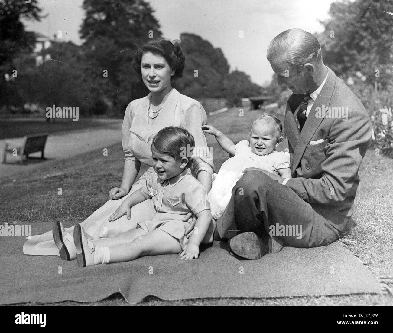 2. Februar 1952 - is The King Dead. Die neue Königin und ihre Familie im Clanrence House (1951).: der Tod, der König war in seine Schafe in Sandringham in der Nacht starb, H.M angekündigt wurde. Prinzessin Elizabeth, der jetzt in Kenia mit ihrem Ehemann Prinz Philip gelingt es, auf den Thron und der Herzog wird ihr Prinzgemahl. Baby-Prinz Charles wird ist in direkter Folge - und wahrscheinlich Prince Of Wales. Die neue Königin wird voraussichtlich fast sofort zurück nach London fliegen. Der König, der in 56 den Thron an der Abdankung seines Bruders Herzog von Windsor (Könige Edward bestieg Stockfoto