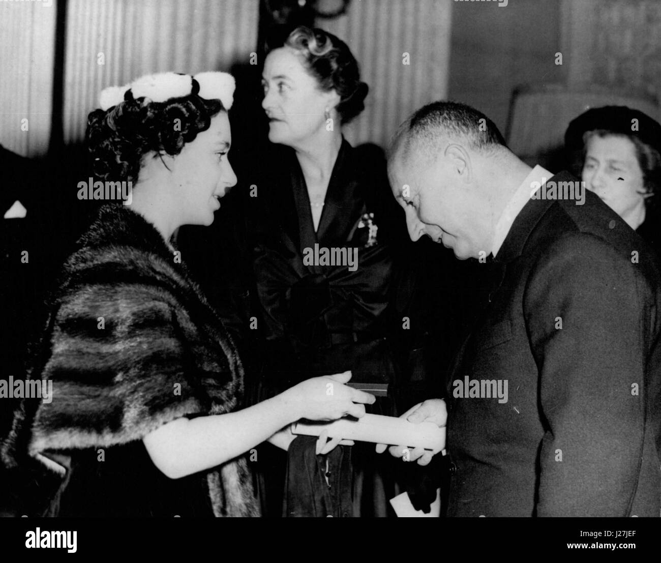 3. November 1954 - Prinzessin Margaret sieht Anzeige der französischen Mode. stellt Zertifikate für Christian Dior.: Prinzessin Margaret heute Nachmittag sah eine Sonderschau von Christian Dior Moden im Blenheim Palace - zugunsten der British Red Cross Society. Rund 1.600 Gäste bezahlt fünf Guinen jeder um die Show zu besuchen, die von dreizehn Schaufensterpuppen - geflogen von Paris inszeniert wurde. Foto zeigt Prinzessin Margaret ein Zertifikat lebenslange Mitgliedschaft für das britische Rote Kreuz von Christian Dior - nach dem Display präsentiert. (Kredit-Bild: © Keystone Presseagentur/Keystone USA über ZUMAPRESS.com) Stockfoto